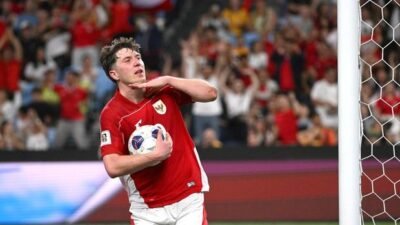 Van Dijk selebrasi Ole Romeny