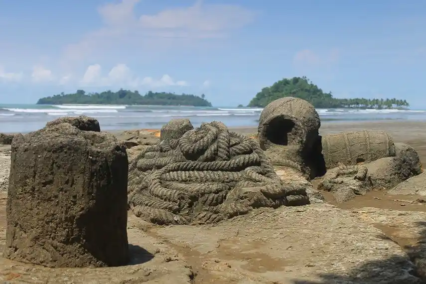 Panorama Pantai Air Manis dengan Batu Malin Kundang di Kota Padang