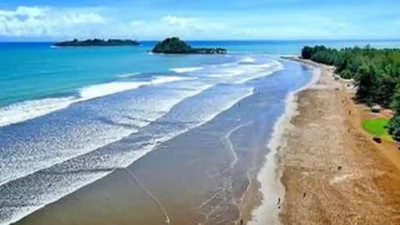 Panorama Pantai Air Manis dengan Batu Malin Kundang di Kota Padang