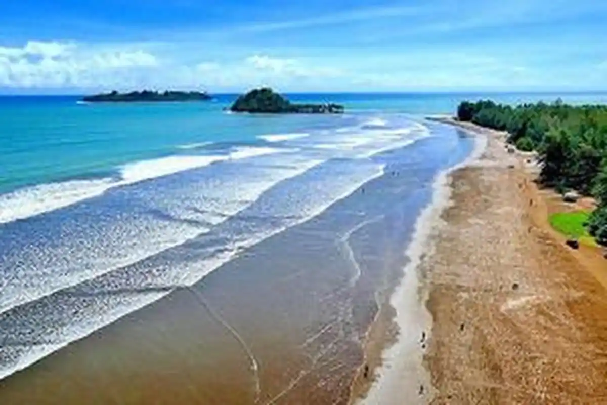Panorama Pantai Air Manis dengan Batu Malin Kundang di Kota Padang