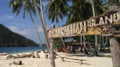 Keindahan pasir putih dan laut jernih Pulau Pasumpahan Padang