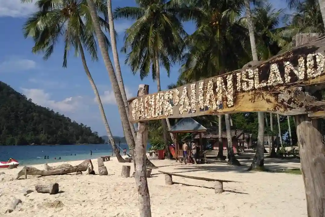 Keindahan pasir putih dan laut jernih Pulau Pasumpahan Padang