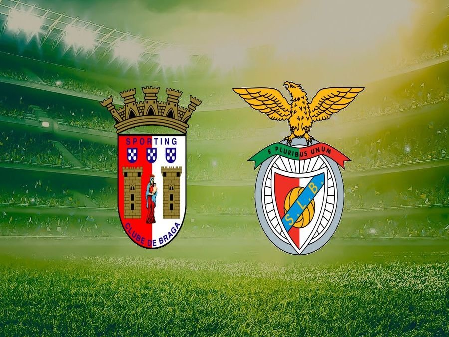 Pemain Braga dan Benfica berebut bola dalam laga sengit Liga Portugal 2025.