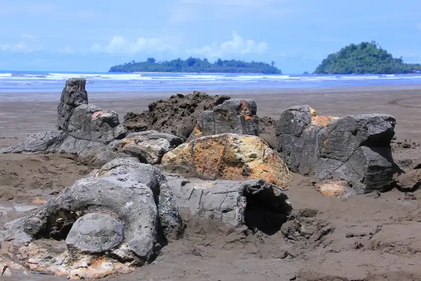 Panorama Pantai Air Manis dengan Batu Malin Kundang di Kota Padang