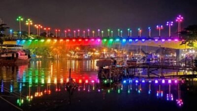 Jembatan Siti Nurbaya Padang tampil memukau dengan lampu warna-warni di malam hari.
