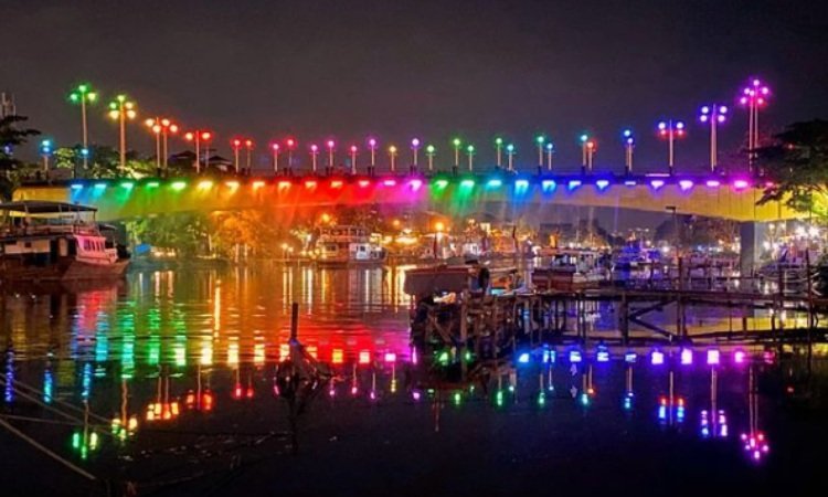 Jembatan Siti Nurbaya Padang tampil memukau dengan lampu warna-warni di malam hari.