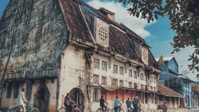 Kawasan Kota Tua Padang dengan bangunan kolonial bersejarah.