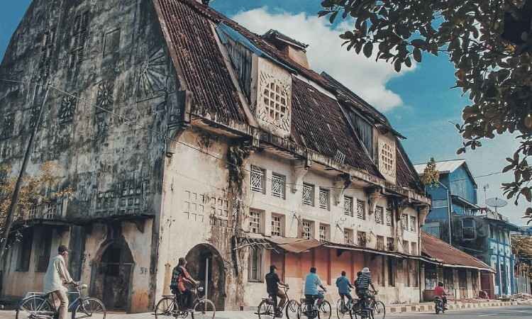 Kawasan Kota Tua Padang dengan bangunan kolonial bersejarah.