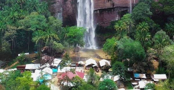 Panorama tebing granit dan hamparan sawah di wisata Harau Payakumbuh terbaru.
