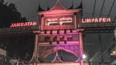 Jembatan Limpapeh, jembatan ikonik Bukittinggi dengan arsitektur Minangkabau.