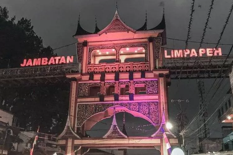 Jembatan Limpapeh, jembatan ikonik Bukittinggi dengan arsitektur Minangkabau.