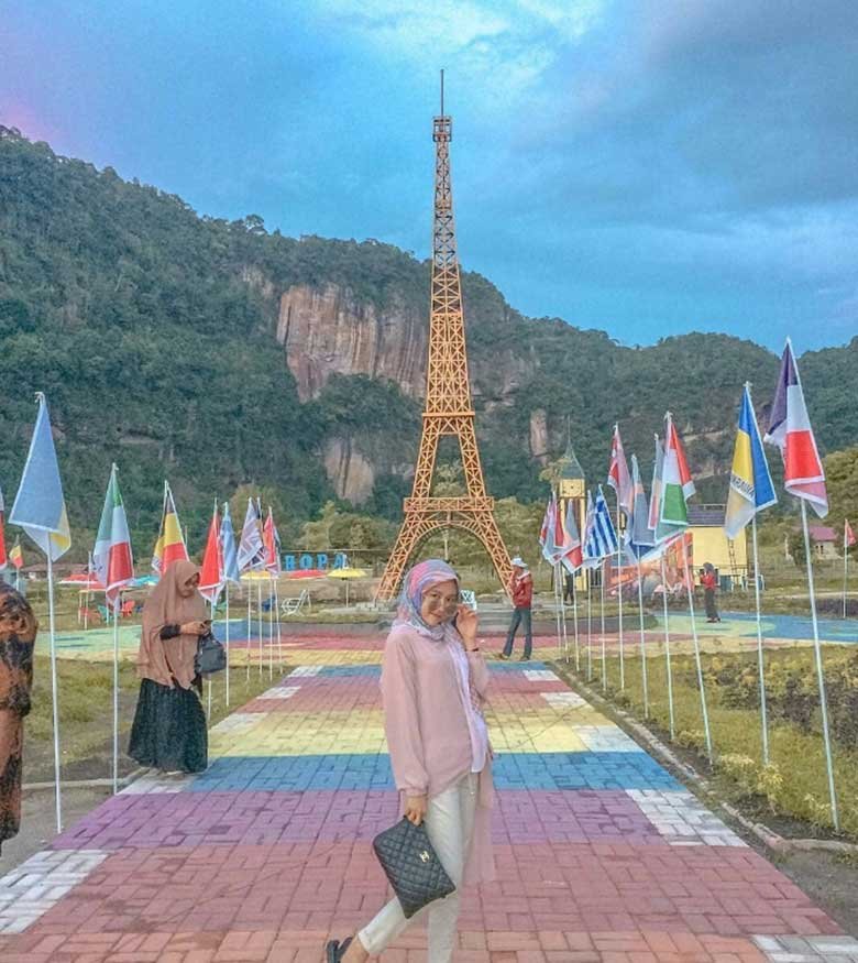 Panorama tebing granit dan hamparan sawah di wisata Harau Payakumbuh terbaru.