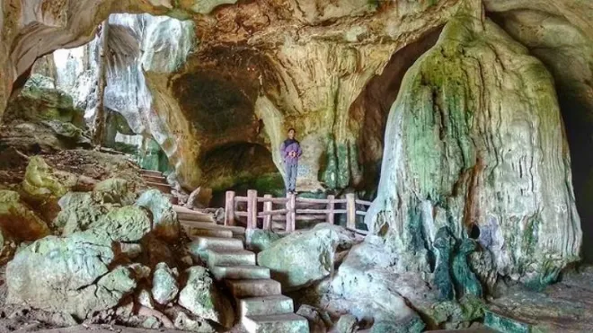 Goa Ngalau Indah Payakumbuh dengan panorama kota dan gua alami