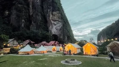 Panorama tebing granit dan hamparan sawah di wisata Harau Payakumbuh terbaru.