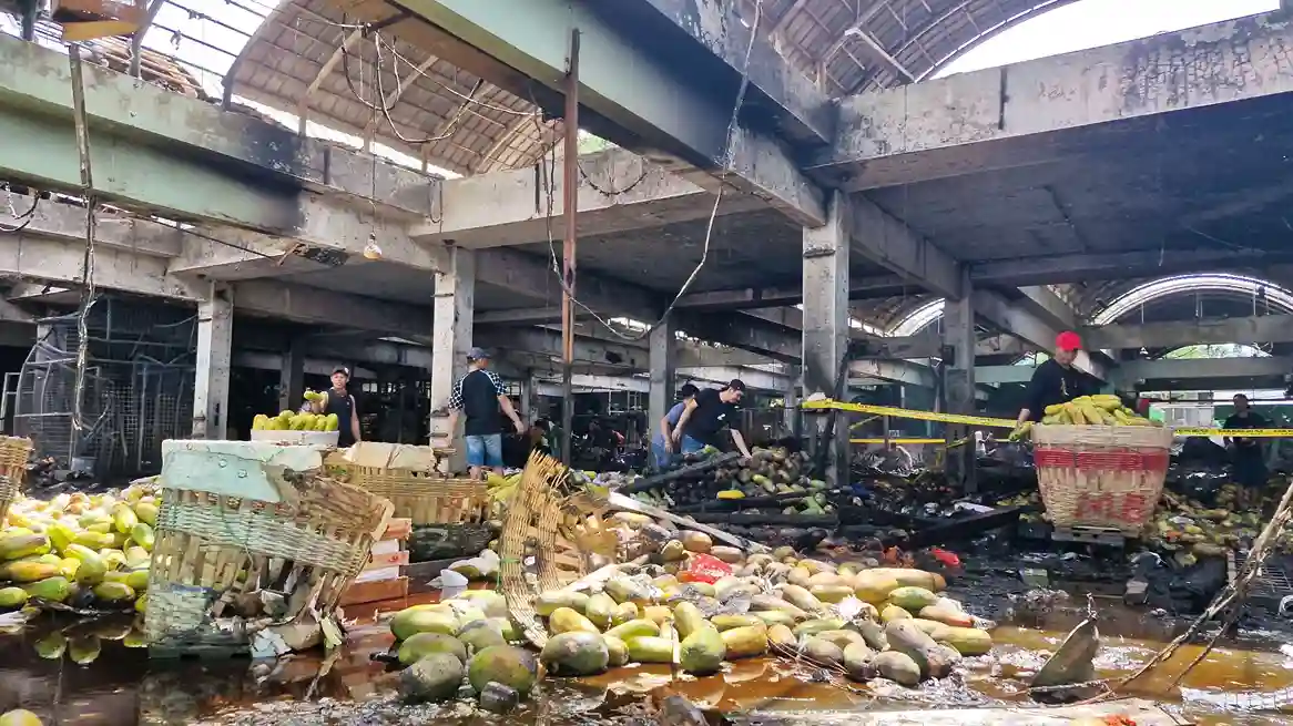 Pedagang mulai berjualan kembali di Pasar Induk Kramat Jati usai kebakaran