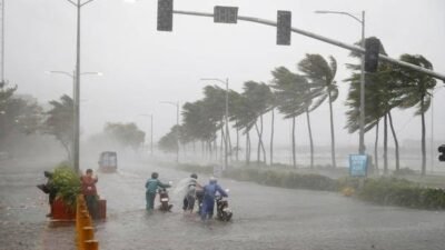 Angin kencang hari ini disertai hujan lebat berpotensi melanda Jabodetabek.