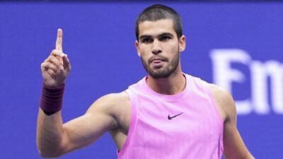 Carlos Alcaraz merayakan gelar juara US Open 2025 di Arthur Ashe Stadium.