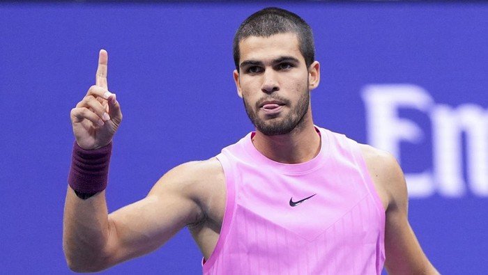 Carlos Alcaraz merayakan gelar juara US Open 2025 di Arthur Ashe Stadium.