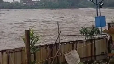 Sirene Bendung Air 10 Sungai Cisadane Tangerang berbunyi saat status Siaga III.