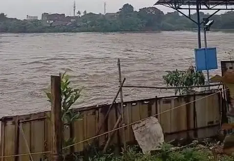 Sirene Bendung Air 10 Sungai Cisadane Tangerang berbunyi saat status Siaga III.