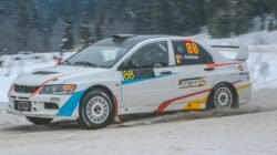 Gambar menampilkan kelebihan dan kekurangan mobil Lancer CK4: performa, fitur, efisiensi bahan bakar, serta harga dan perawatan