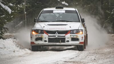 Ilustrasi kelebihan dan kekurangan mobil Lancer CK4: performa, kenyamanan, harga, dan biaya perawatan