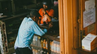 Tampilan luar toko Matahari Department Store dengan logo merah dan pintu masuk modern
