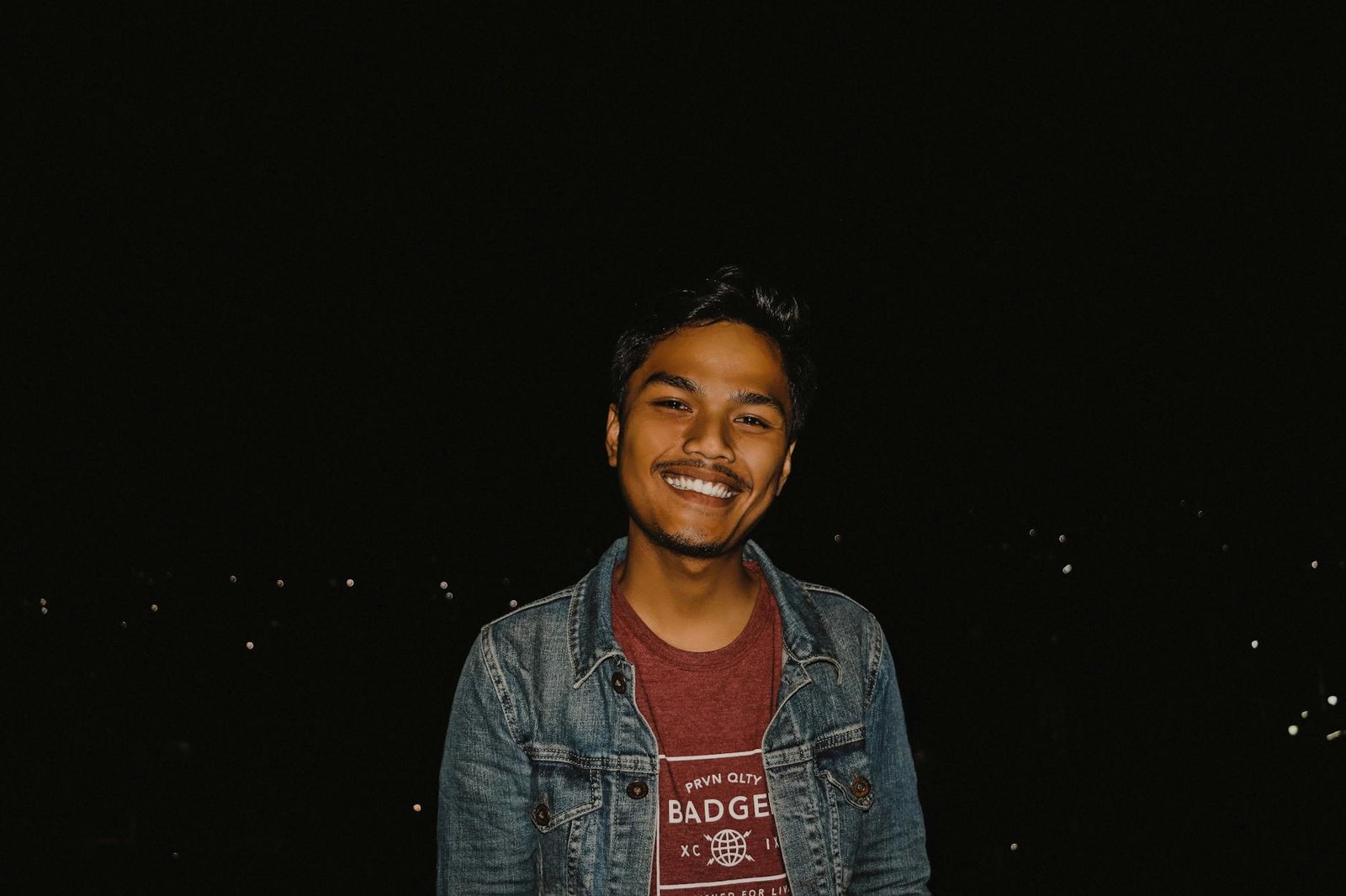 Pemandangan menakjubkan Jam Gadang di Bukittinggi, objek wisata ikonik dengan latar pegunungan dan budaya Minangkabau.