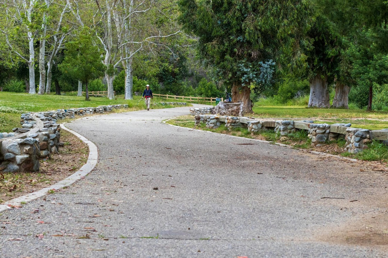 Pengunjung menikmati keindahan satwa eksotis di Kebun Binatang Kinantan, objek wisata alam keluarga.