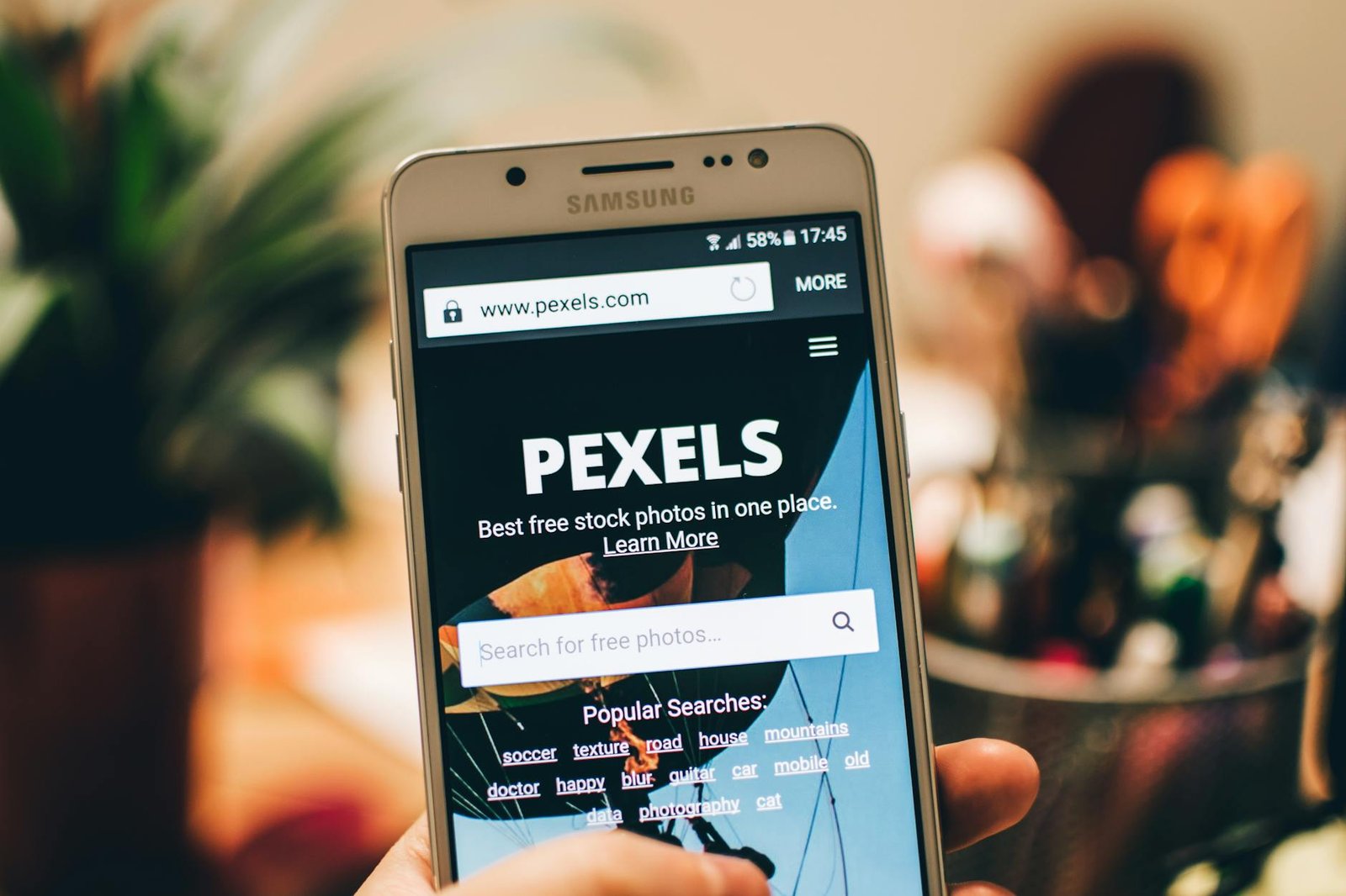 Panduan langkah demi langkah menghapus iklan pop‑up di layar ponsel Android dan iPhone