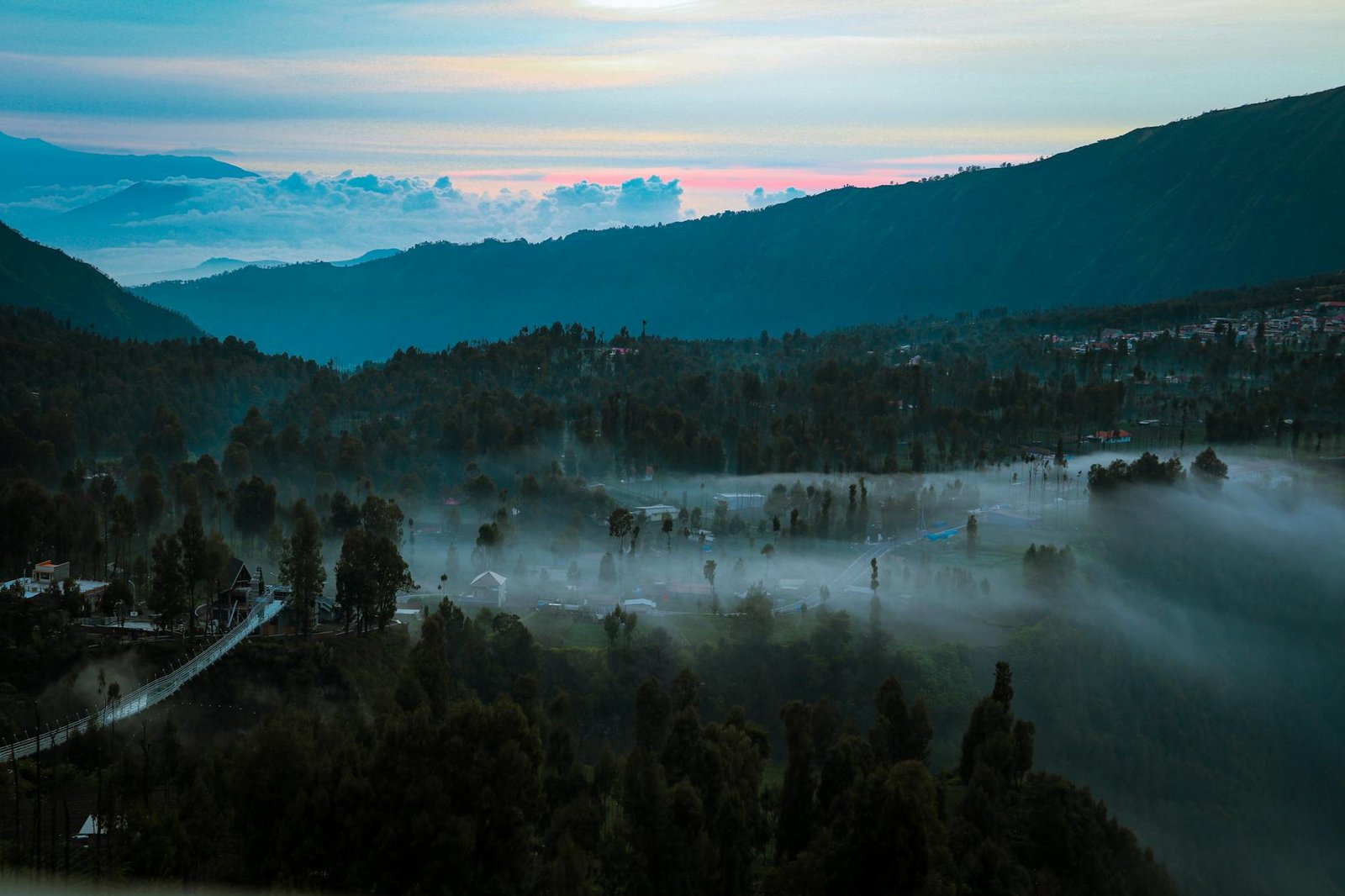 Pemandangan alam memukau di objek wisata panorama, cocok untuk liburan dan foto.