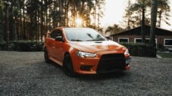 Kelebihan dan kekurangan Mitsubishi Lancer CK4, sedan sporty lawas penuh gaya namun perlu perawatan ekstra.