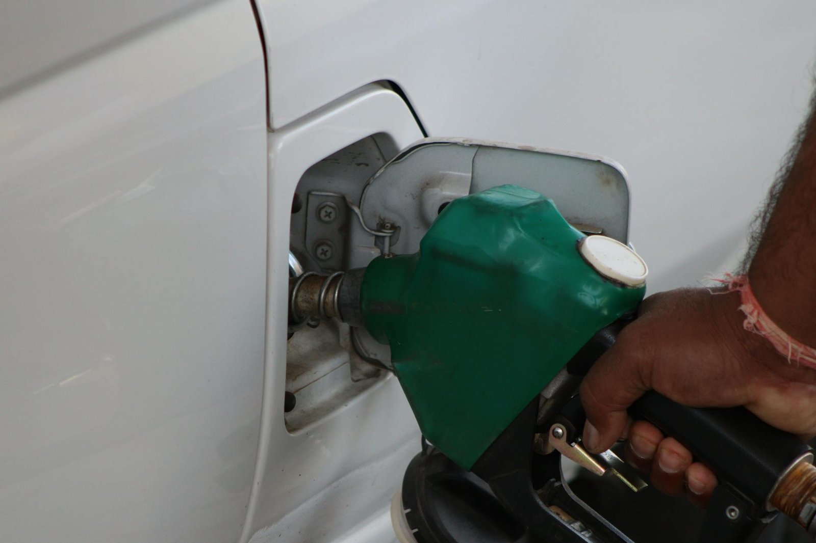 Grafik harga BBM hari ini menunjukkan tarif terbaru bensin, solar, dan pertalite di seluruh wilayah Indonesia