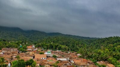 Pemandangan alam Bukittinggi dengan jam gadang ikonik