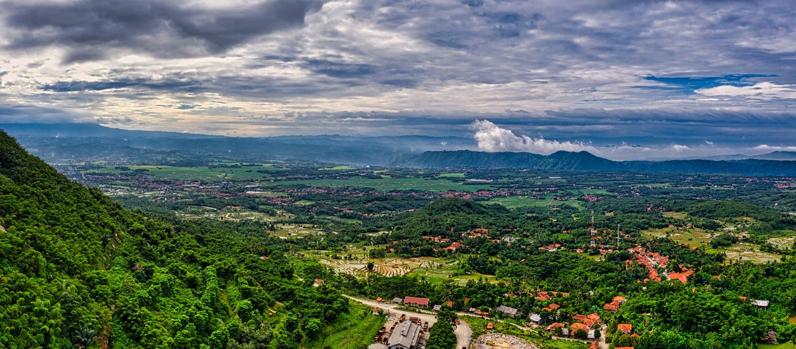 Wisatawan menikmati keindahan ikon Jam Gadang di pusat kota Bukittinggi, Sumatera Barat.