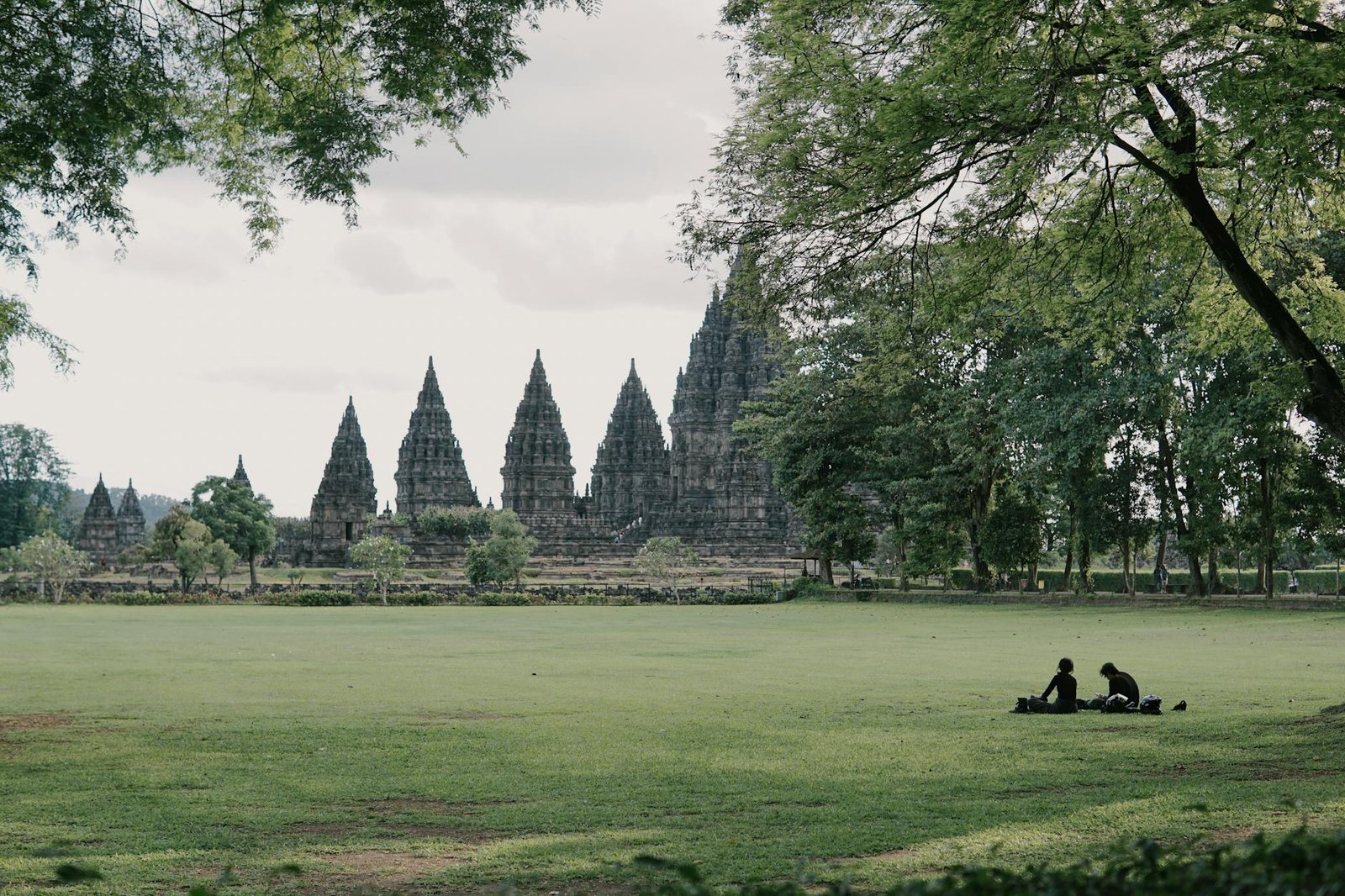 Foto paket tour Jogja murah dengan wisata budaya, kuliner, dan alam untuk liburan hemat