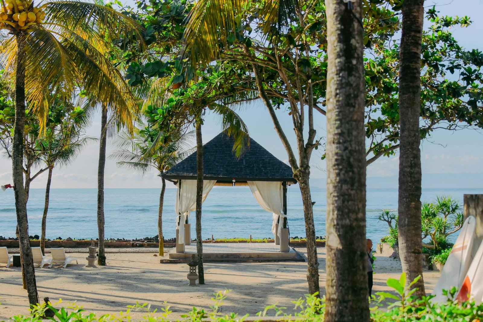 Pantai Kuta dengan pasir putih dan ombak biru, spot wisata ikonik Bali