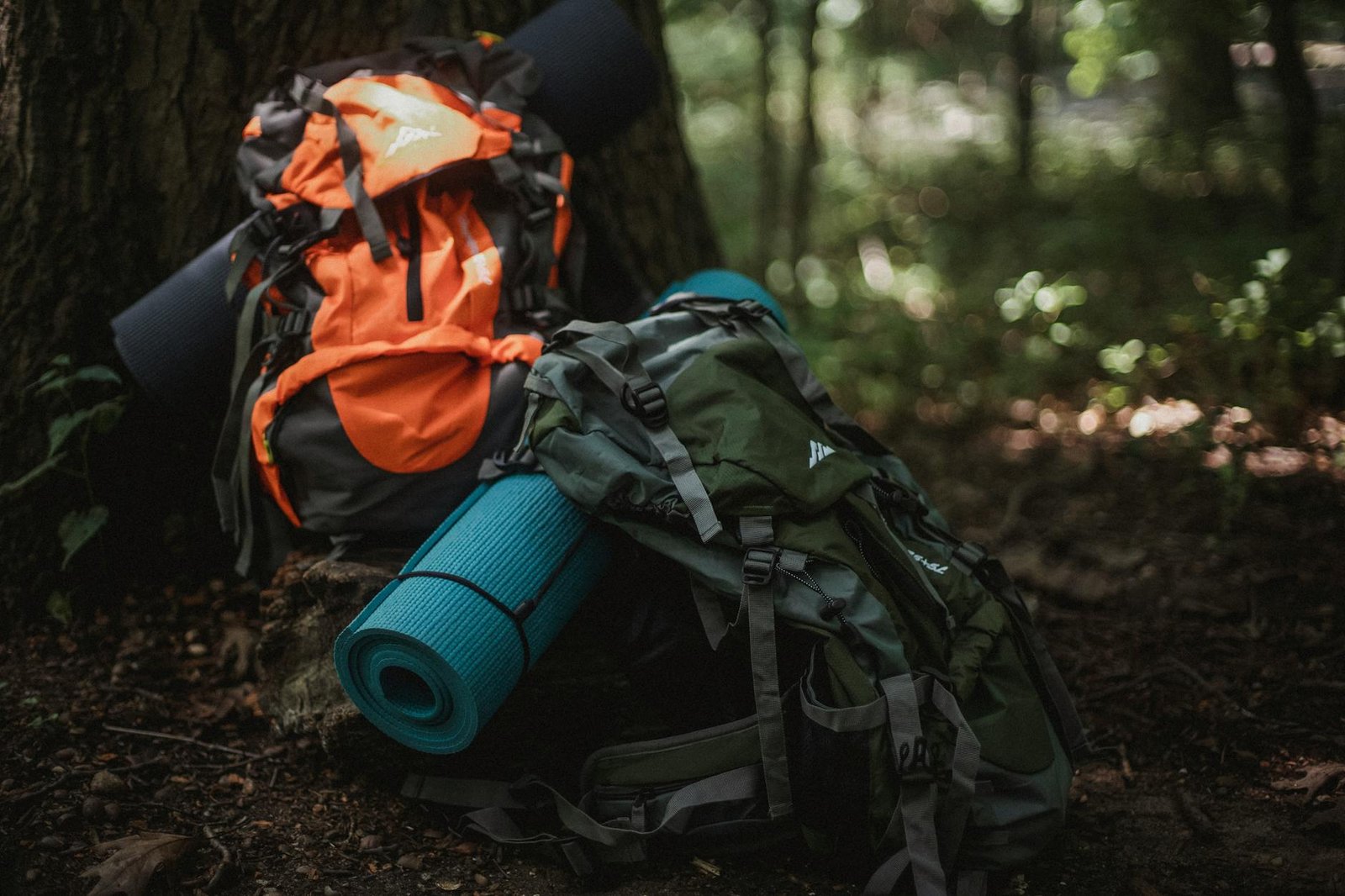 Perlengkapan lengkap untuk pendakian gunung: tas ransel, sepatu trekking, jaket anti air, dan perlengkapan keselamatan