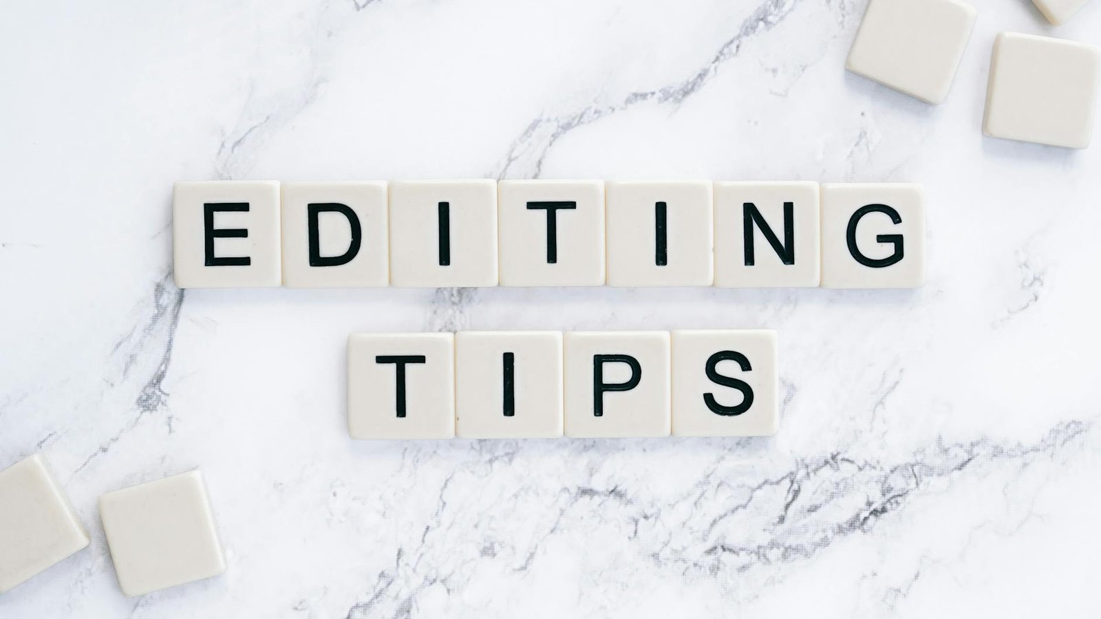 Ilustrasi tips blogging untuk pemula: cara menulis, pilih niche, optimasi SEO, dan konsistensi posting