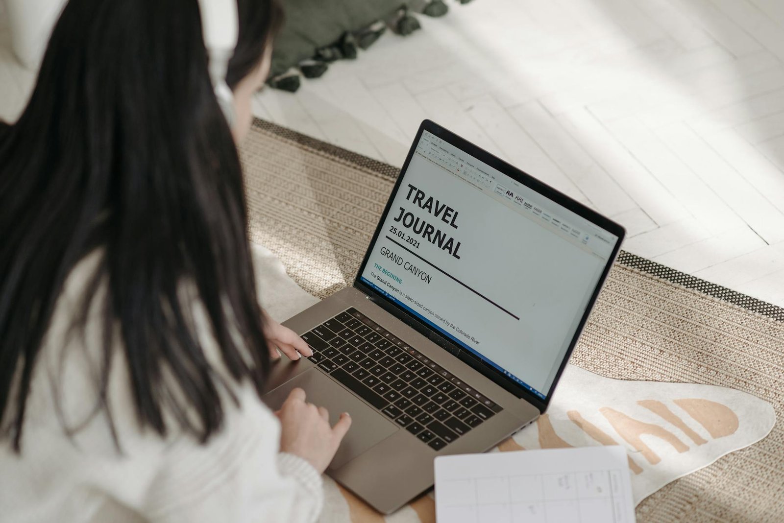 Penulis artikel SEO profesional membuat konten berkualitas untuk meningkatkan trafik website Anda