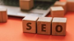 Ilustrasi langkah-langkah menulis artikel SEO efektif dengan riset kata kunci dan struktur yang teroptimasi