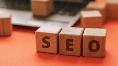 Ilustrasi langkah-langkah menulis artikel SEO efektif dengan riset kata kunci dan struktur yang teroptimasi