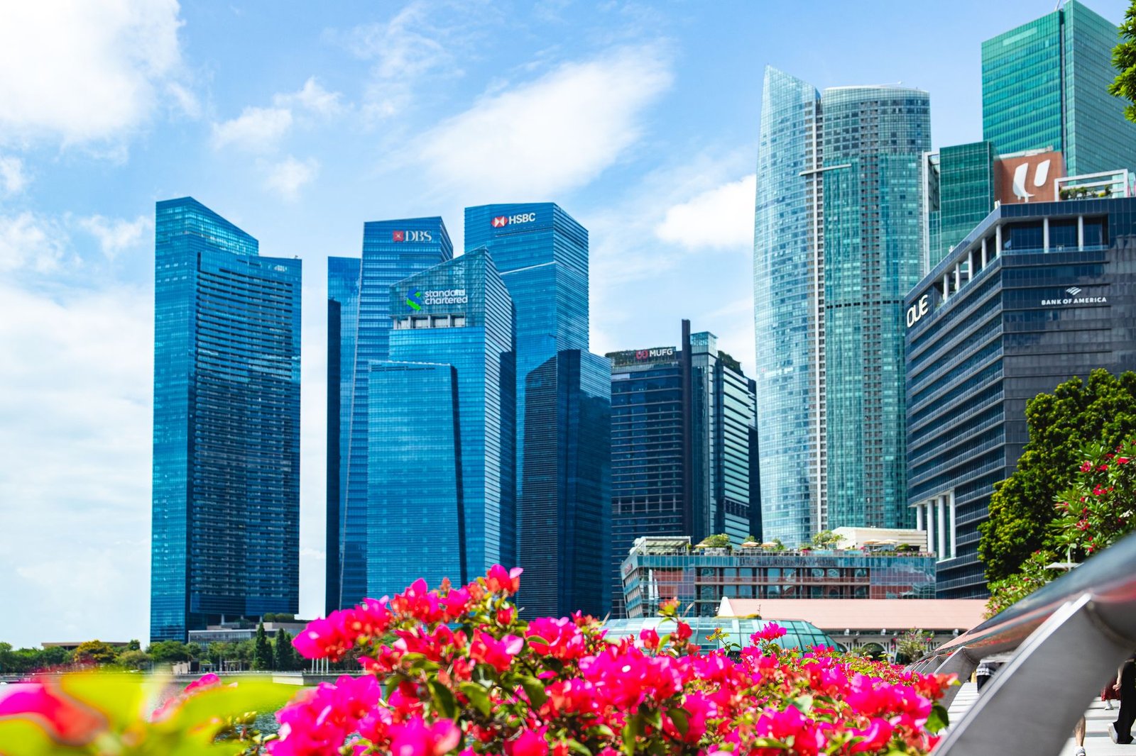 Gedung kantor pusat bank besar di Indonesia